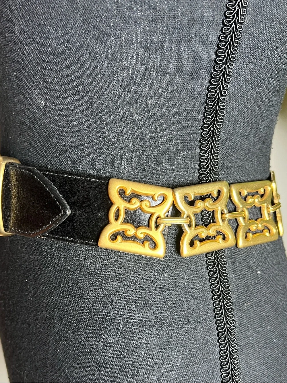 ESCADA Avignon Vintage Black Leather Gold Buckle Decorative Square Chain Link S
